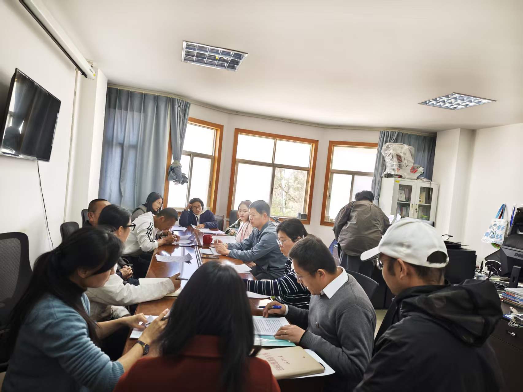 人文社科党支部召开2025年度组织生活会暨民主评议党员大会